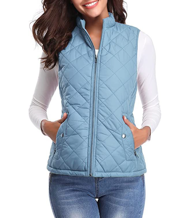 Dame draagt een licht gewatteerde Lara bodywarmer, toont bewegingsvrijheid en casual elegantie.