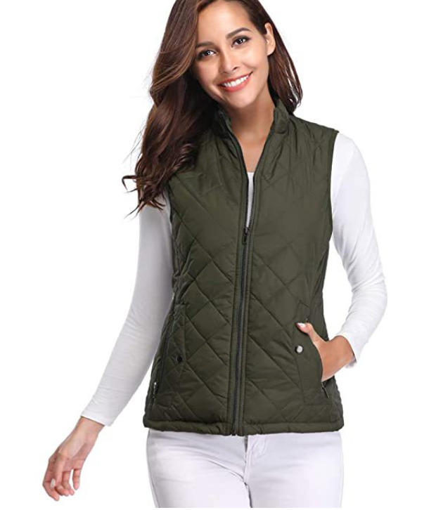 Vooraanzicht van een gesloten licht gewatteerde Lara bodywarmer, slanke pasvorm en moderne uitstraling.