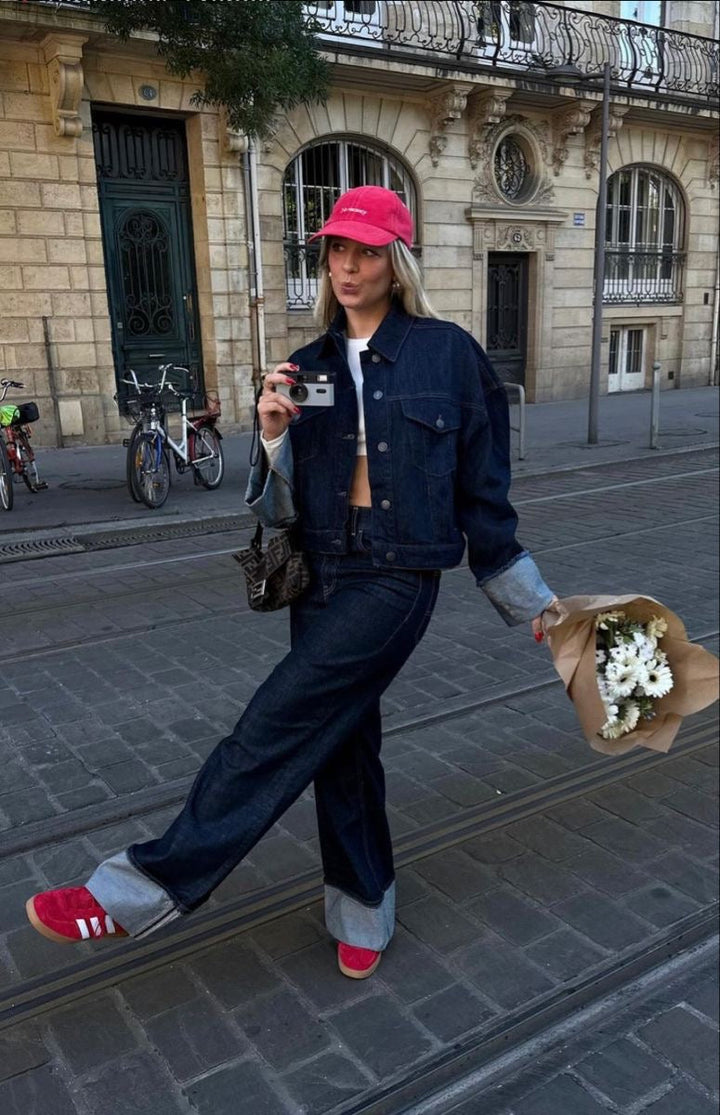Lichtblauwe denim set met relaxed fit blouse en straight leg jeans, trendy look voor damesmode.