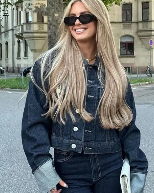 Lichtblauwe denim set met relaxed fit blouse en straight leg jeans, trendy look voor damesmode.
