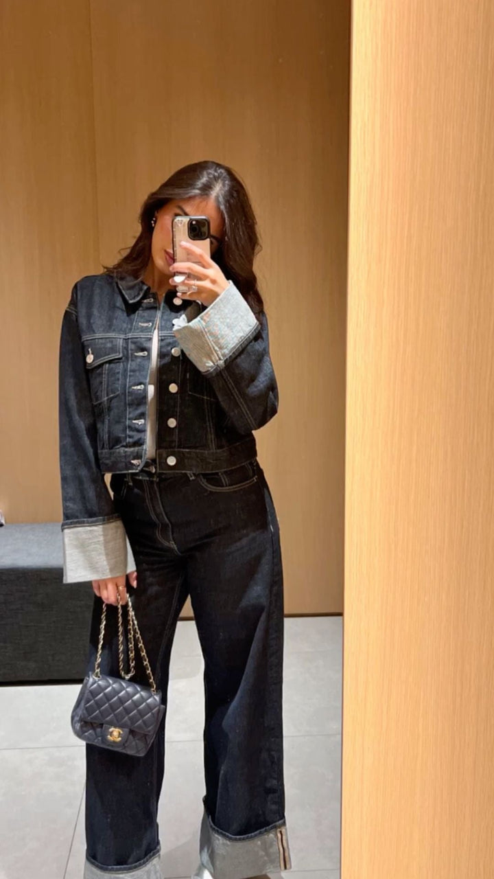 Lichtblauwe denim set met relaxed fit blouse en straight leg jeans, trendy look voor damesmode.