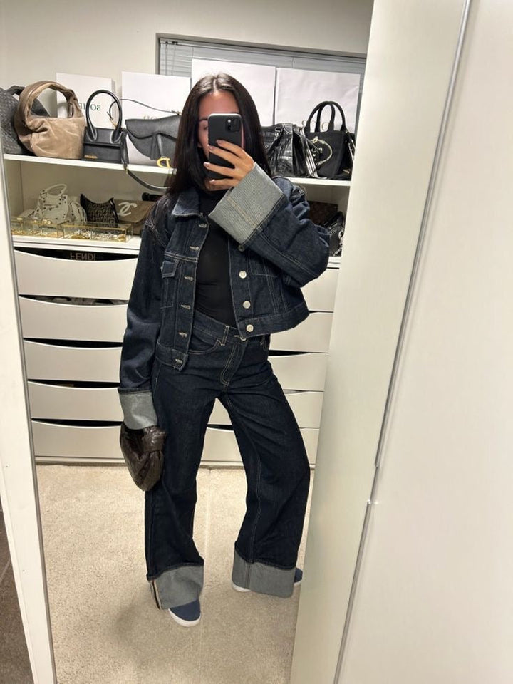 Lichtblauwe denim set met relaxed fit blouse en straight leg jeans, trendy look voor damesmode.