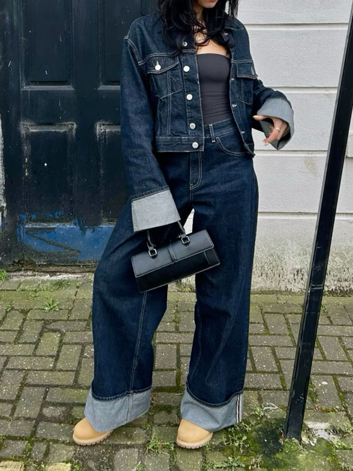 Lichtblauwe denim set met relaxed fit blouse en straight leg jeans, trendy look voor damesmode.