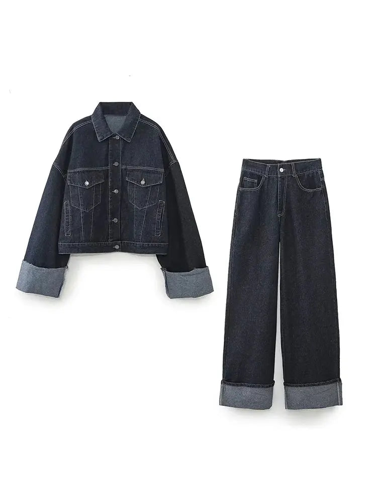 Lichtblauwe denim set met relaxed fit blouse en straight leg jeans, trendy look voor damesmode.