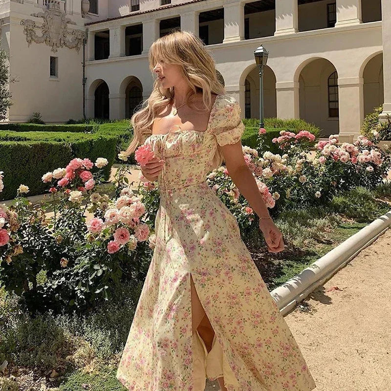 Stijlvolle bloemenjurk Elina voor dames, met elegante pofmouwen, perfect als casual of strandjurk.