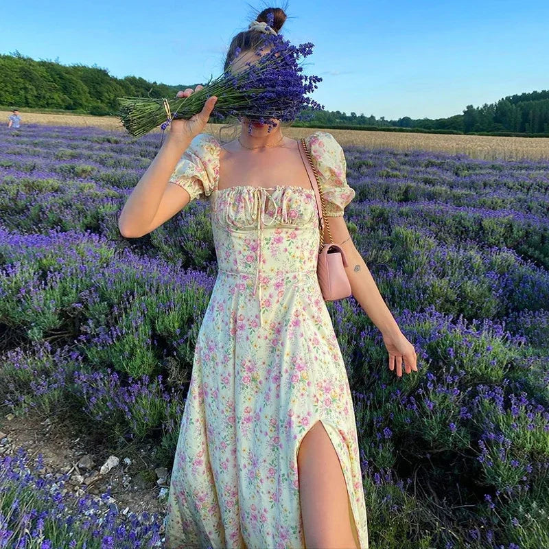 Comfortabele Elina damesjurk met levendige bloemenprint en vintage-geïnspireerde pofmouwen.