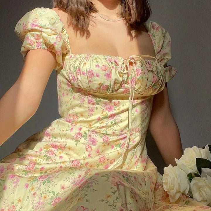Trendy casual bloemenjurk Elina voor dames met opvallende pofmouwtjes, een must-have voor de zomer.
