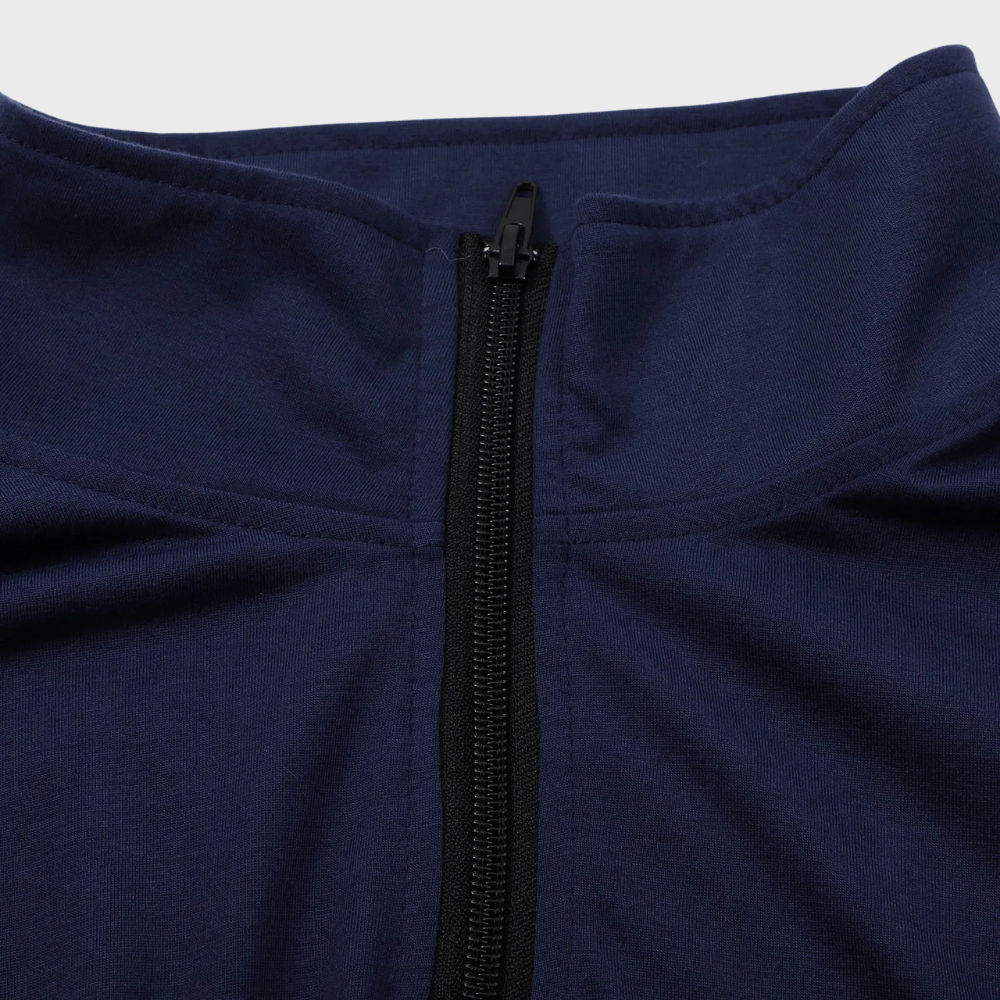"Lichte heren zomertrui met rits, verkrijgbaar in marineblauw, oranje, zwart en wit, moderne stijlvolle look."