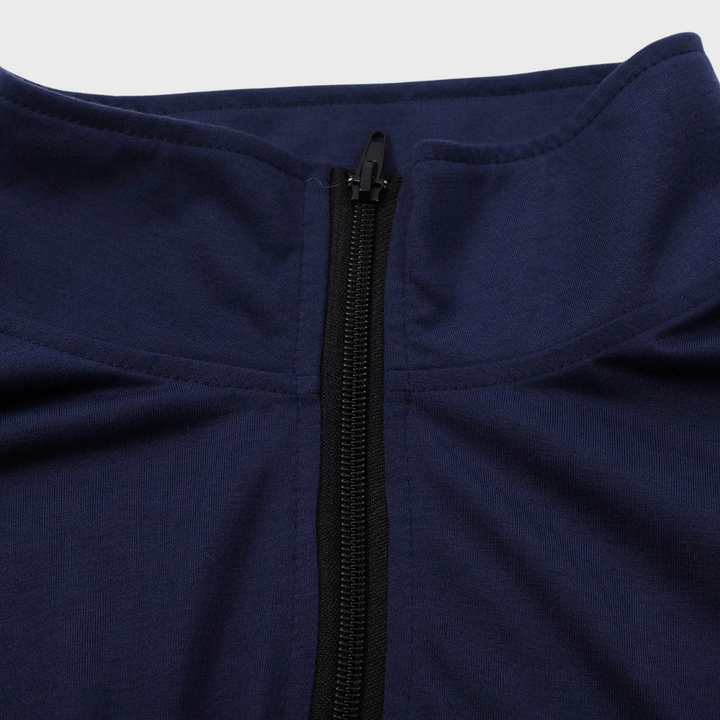 "Lichte heren zomertrui met rits, verkrijgbaar in marineblauw, oranje, zwart en wit, moderne stijlvolle look."