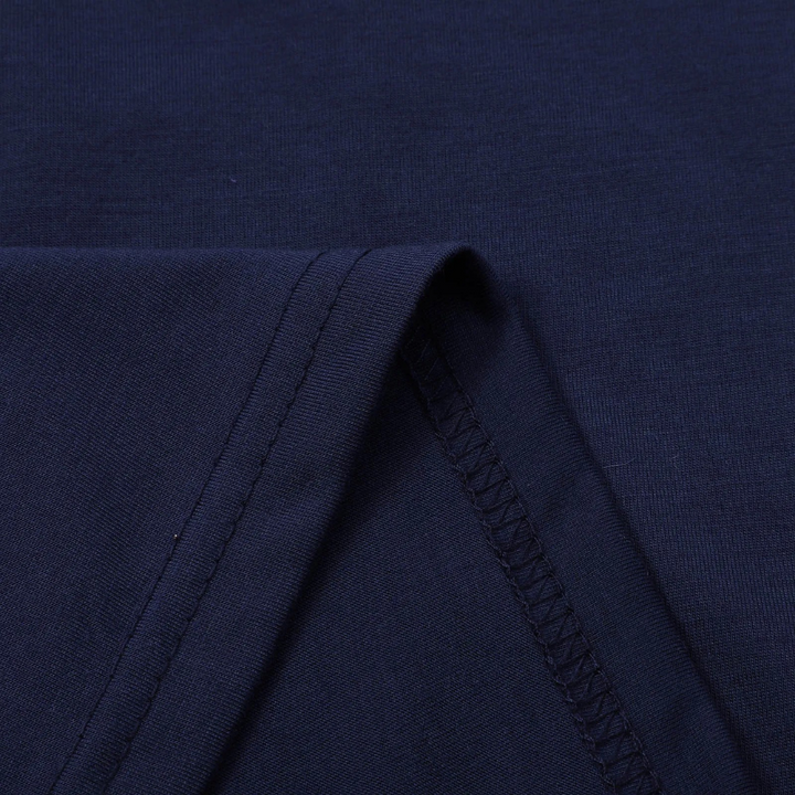 "Lichte heren zomertrui met rits, verkrijgbaar in marineblauw, oranje, zwart en wit, moderne stijlvolle look."