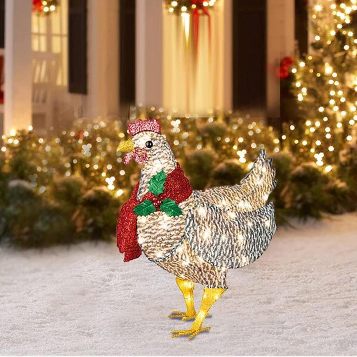 Vrolijke lichtgevende kip met sjaal als tuindecoratie. LED kerstverlichting voor een feestelijke buitenruimte.