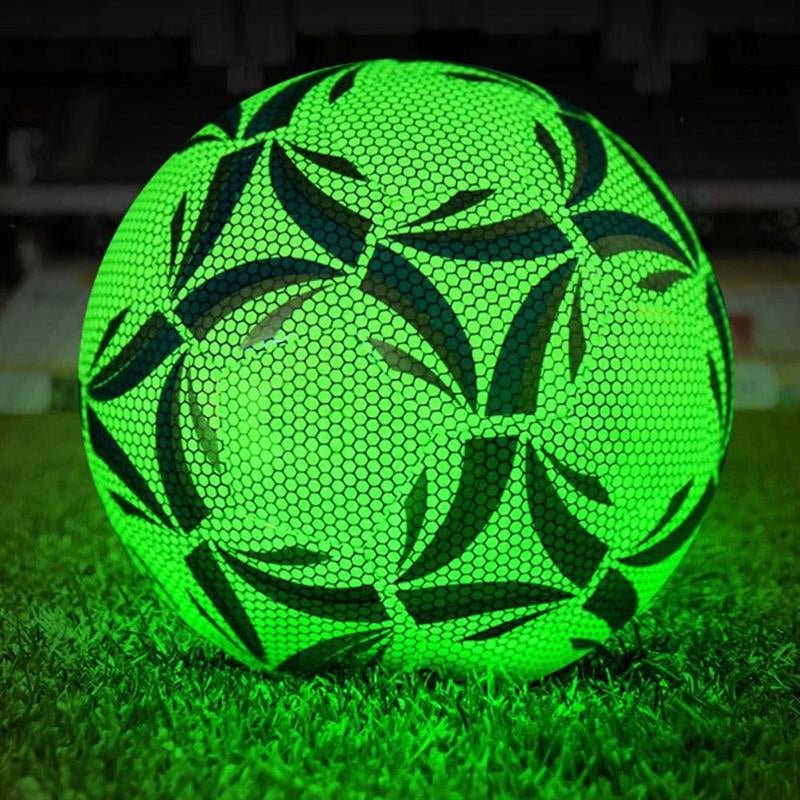 Lichtgevende voetbal voor nachtvoetbal. Glow in the dark bal van duurzaam PVC, ideaal voor avondspel.