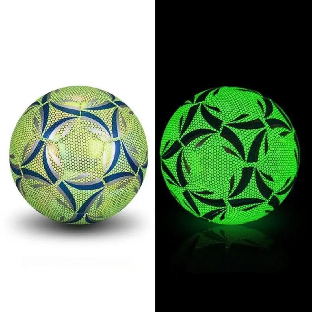 Spectaculaire lichtgevende voetbal, perfect als cadeau. Stevige PVC bal voor glow in the dark avondspel.