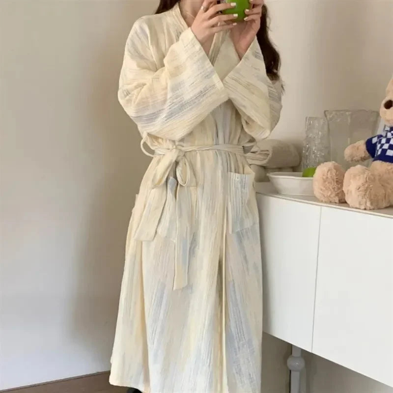 Lichtgewicht beige dames zomer badjas met comfortabel kimono-design en V-hals, perfect als loungewear.