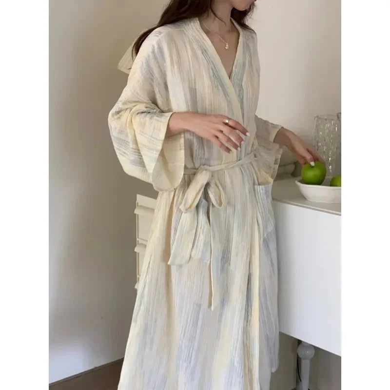 Comfortabele Hana zomer badjas voor dames, lichtgewicht kimono in beige met V-hals, ideaal als ochtendjas.
