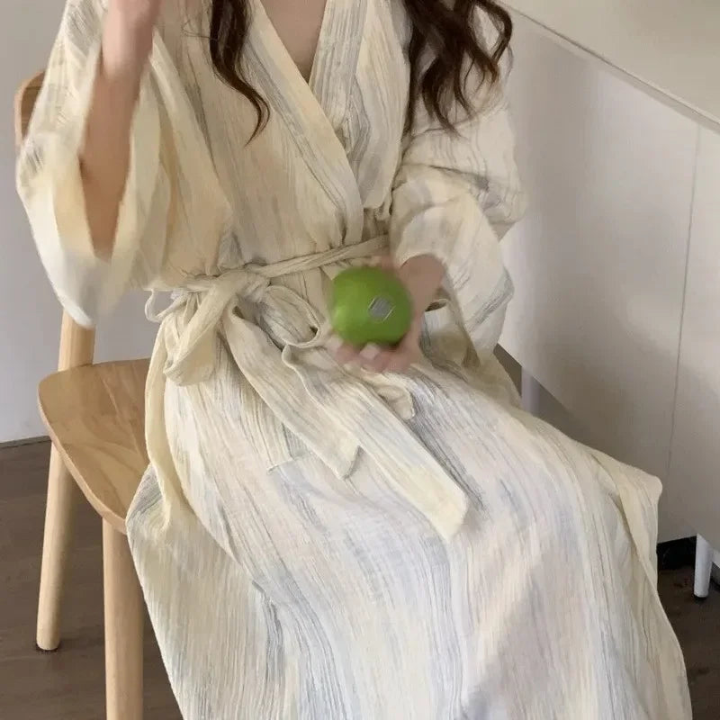Elegante beige kimono badjas voor dames, licht en comfortabel, perfect voor zomerse ochtenden en loungen.