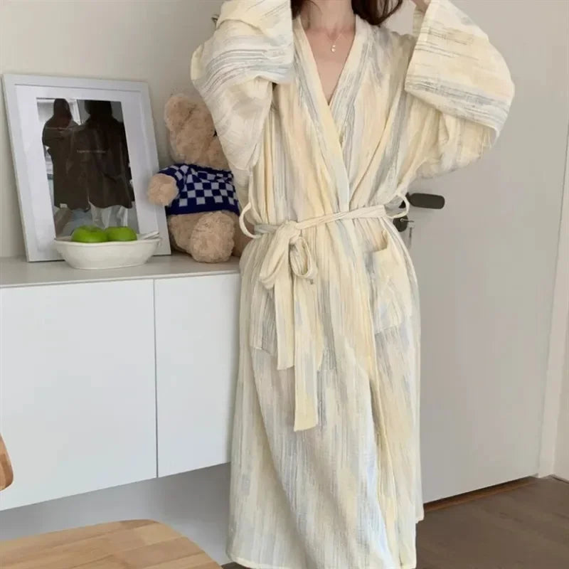 Casual dames kimono badjas in beige, lichtgewicht stof voor ultiem comfort en ontspanning thuis.