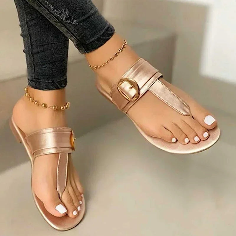 Zwarte dames zomerse clip-toe sandalen, Nayela, met open hiel. Comfortabel en casual voor warme dagen.