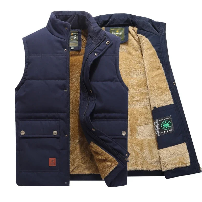 Lichtgewicht gevoerde heren bodywarmer Noah, ideaal voor comfort en stijl bij overgangsweer. Warm & mouwloos.