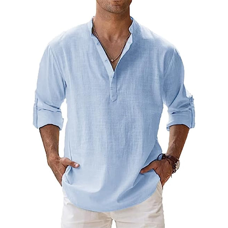 Close-up details van het heren Henley overhemd: knopen, kraag en zachte stof. Ideaal voor warm weer.