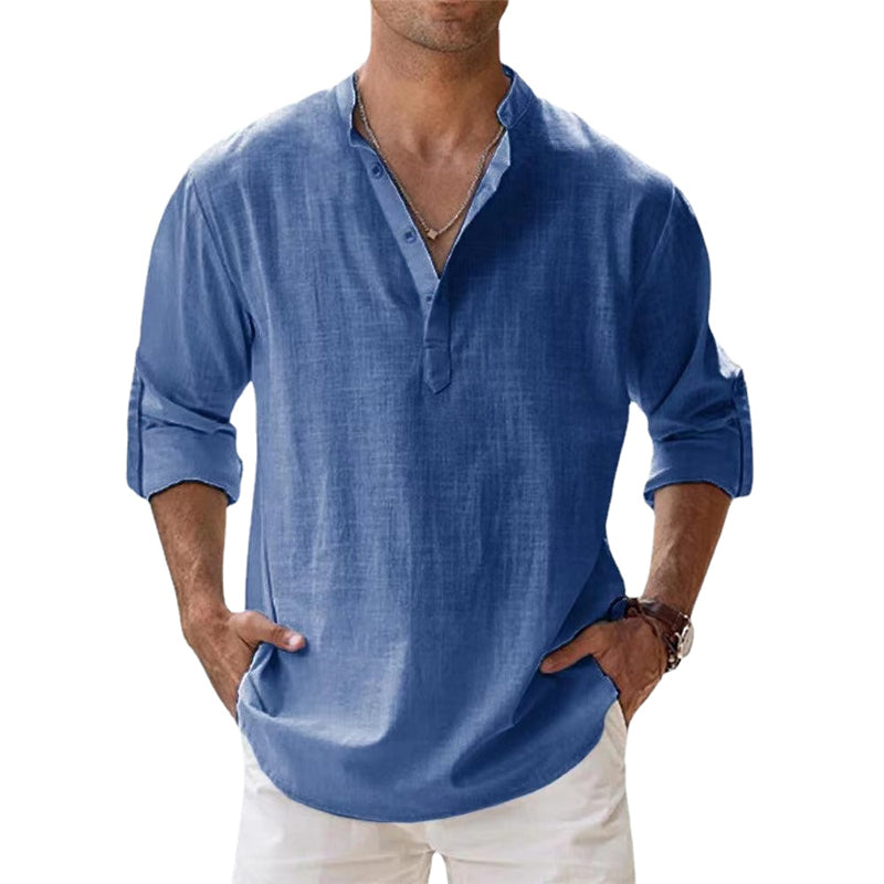 Opgevouwen heren Henley shirt, klaar voor op reis. Lichtgewicht zomershirt voor casual of strandkleding.