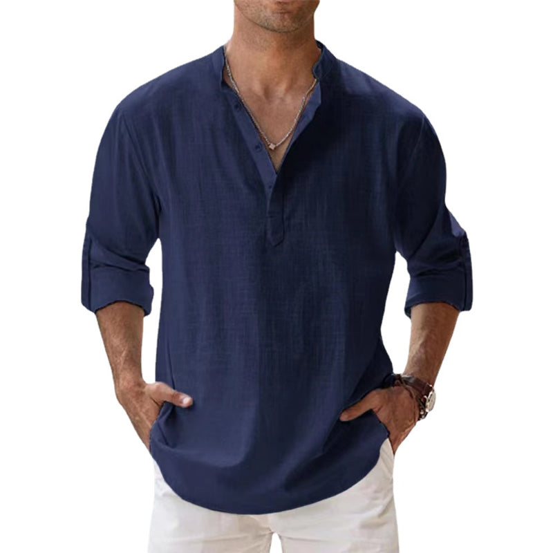 Man draagt blauw heren Henley overhemd. Comfortabel zomershirt met lange mouwen voor een relaxte uitstraling.