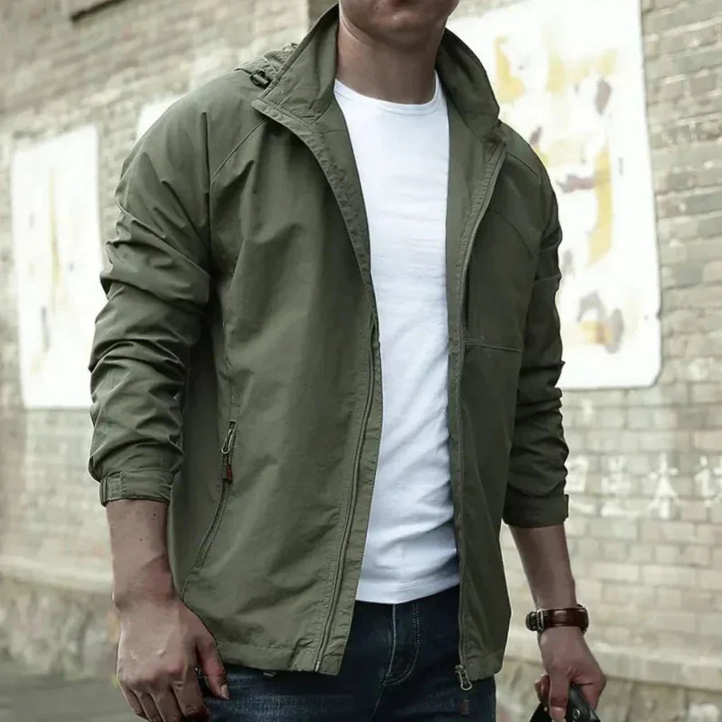 Casual herenjack in neutrale kleur, comfortabel en weerbestendig. Perfect als lente- of herfstjas.