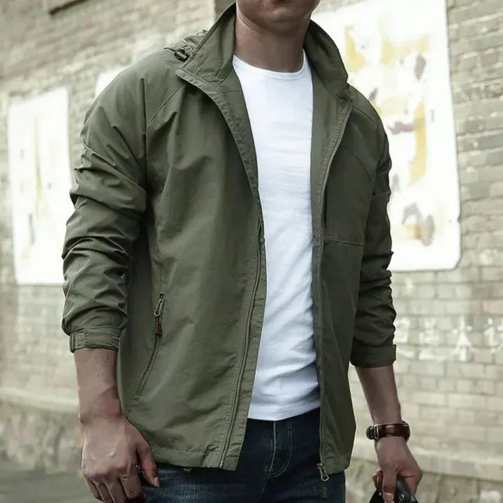Casual herenjack in neutrale kleur, comfortabel en weerbestendig. Perfect als lente- of herfstjas.