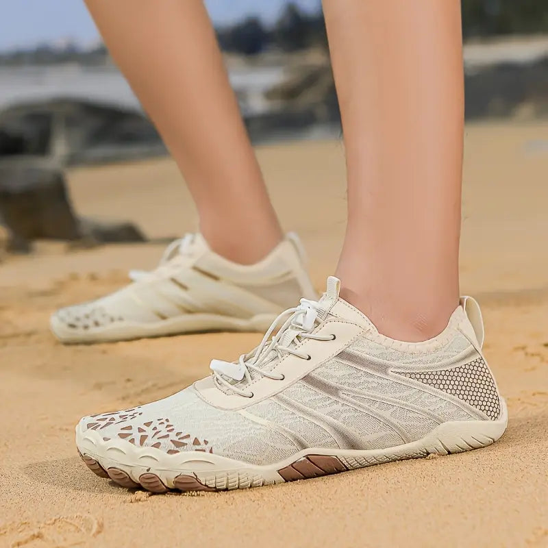 Lichtgewicht heren waterschoenen, sneldrogend en comfortabel, ideaal voor strand en watersport.