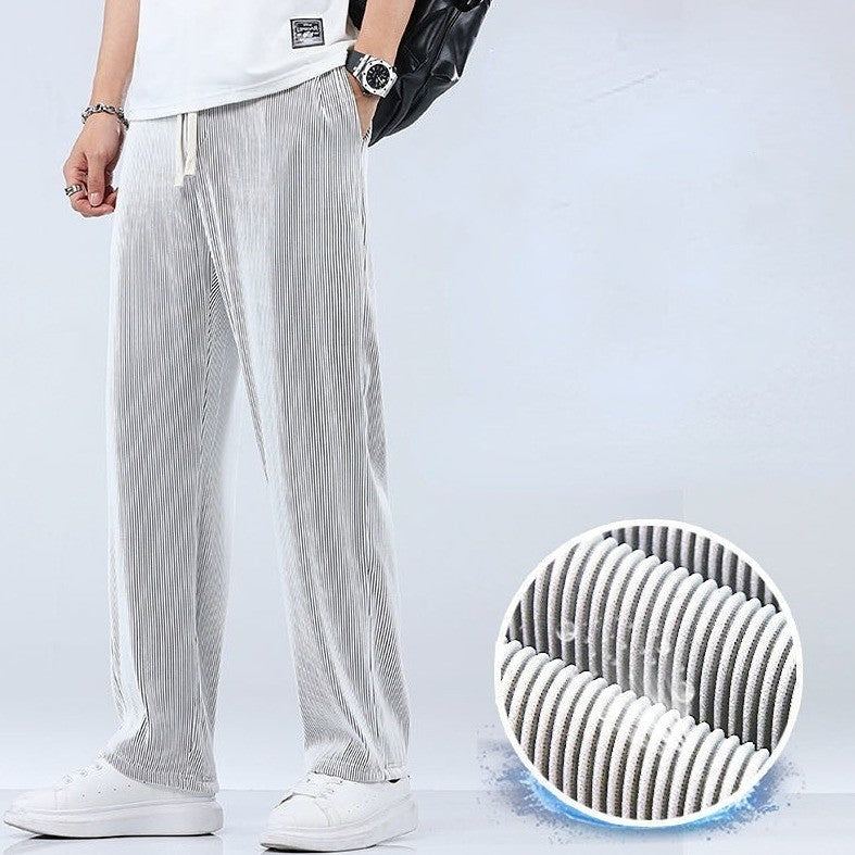 Man geniet van vakantie in een casual, lichtgewicht heren zomerbroek 'Fabio', comfortabel en ademend.