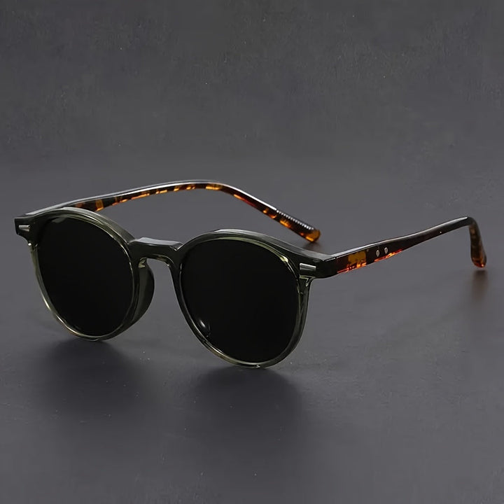 Stijlvolle heren zonnebril met een iconisch retro rond montuur, perfect voor een tijdloze look.