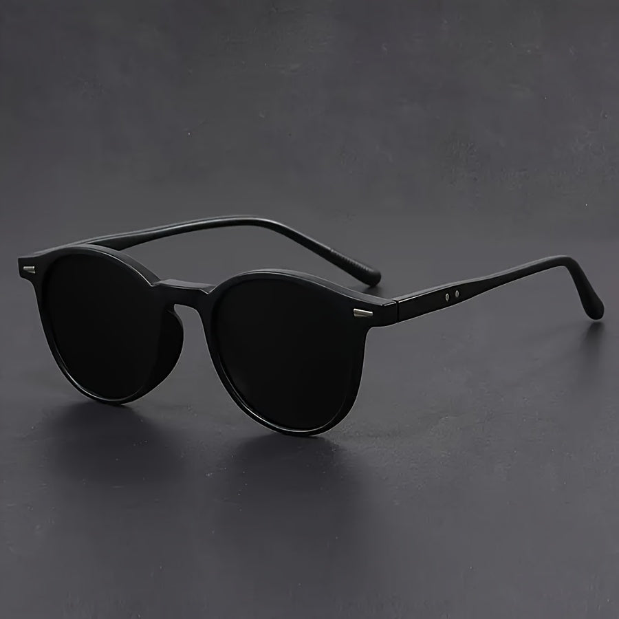 Moderne heren zonnebril met rond montuur in een elegante zwarte afwerking, voor de modebewuste man.