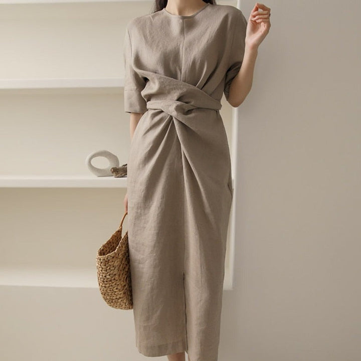 Lichtgewicht khaki zomerjurk voor dames met verstelbare taille. Casual en comfortabel.