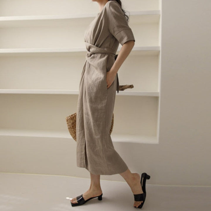 Mouwloze khaki dames zomerjurk, lichtgewicht en elegant met verstelbaar trekkoord.