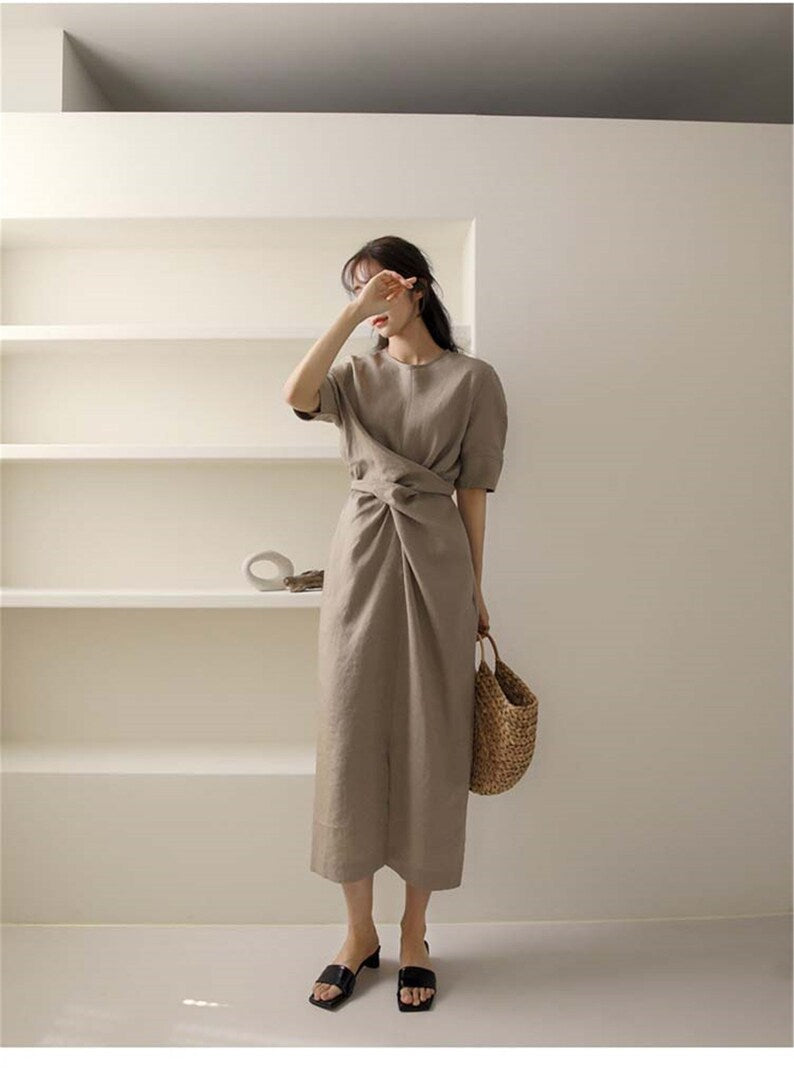 Elegante damesjurk in khaki, perfect als zomerjurk. Lichtgewicht en met aanpasbare taille.