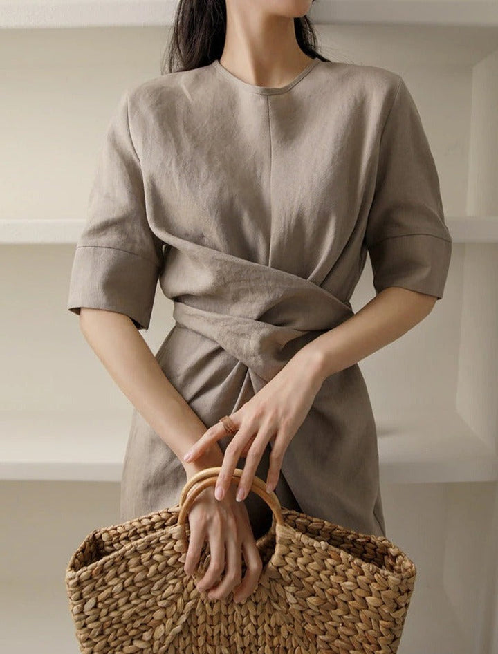 Veelzijdige lichtgewicht khaki zomerjurk voor dames, mouwloos en met aanpasbare taille.
