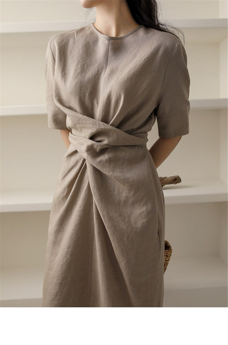 Stijlvolle khaki dames zomerjurk, lichtgewicht en met verstelbare taille voor perfecte pasvorm.