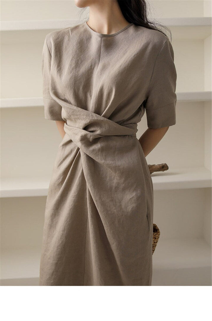 Stijlvolle khaki dames zomerjurk, lichtgewicht en met verstelbare taille voor perfecte pasvorm.