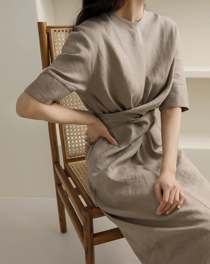 Zomerse khaki jurk voor vrouwen, lichtgewicht en mouwloos, met een handige verstelbare taille.