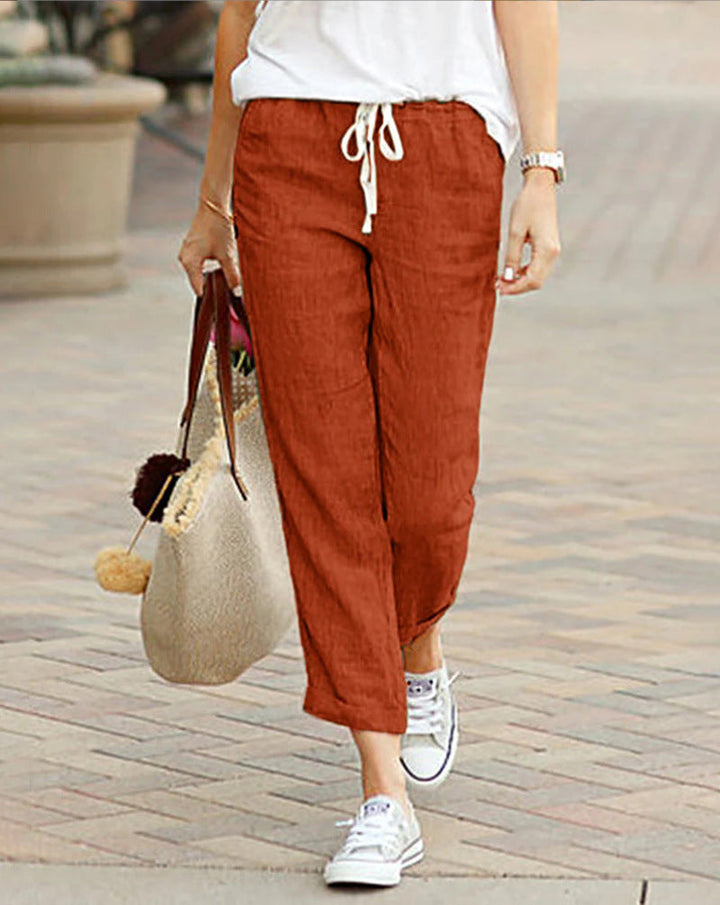 "Lichtgewicht linnen broek voor dames, luchtige pasvorm, licht van tint, perfect voor warme dagen en zomerse outfits."