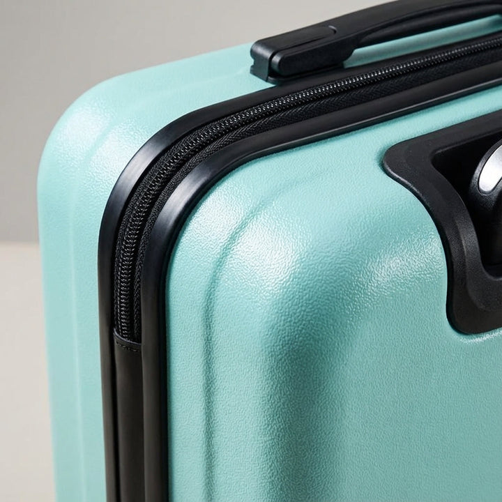 Compacte zilveren handbagage koffer, duurzaam en perfect voor weekendtrips.