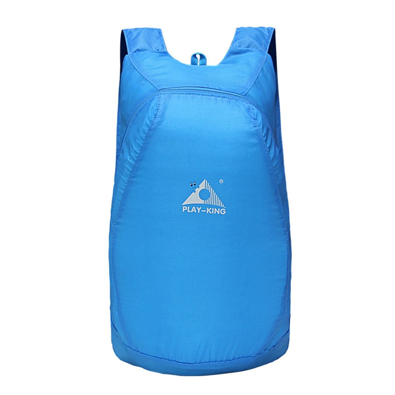 Opvouwbare rugzak 20L, open en deels gevuld, toont ruimte en handigheid voor je spullen.