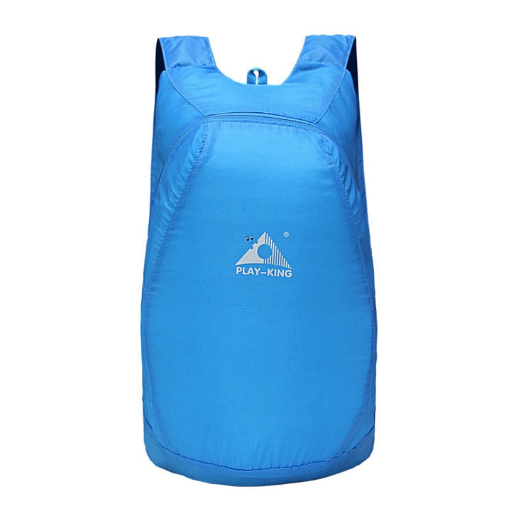 Opvouwbare rugzak 20L, open en deels gevuld, toont ruimte en handigheid voor je spullen.