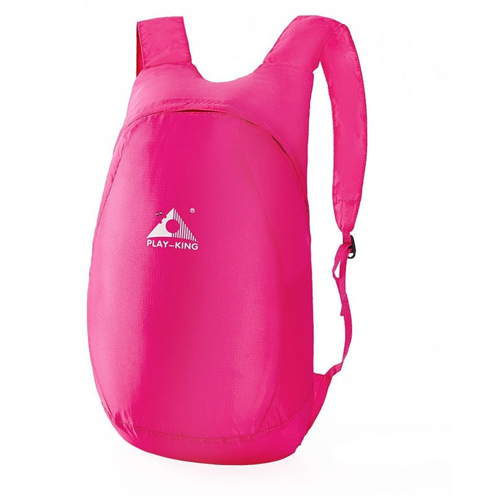 Unisex lichtgewicht opvouwbare rugzak 20L gedragen door persoon, toont comfort en stijl op reis.
