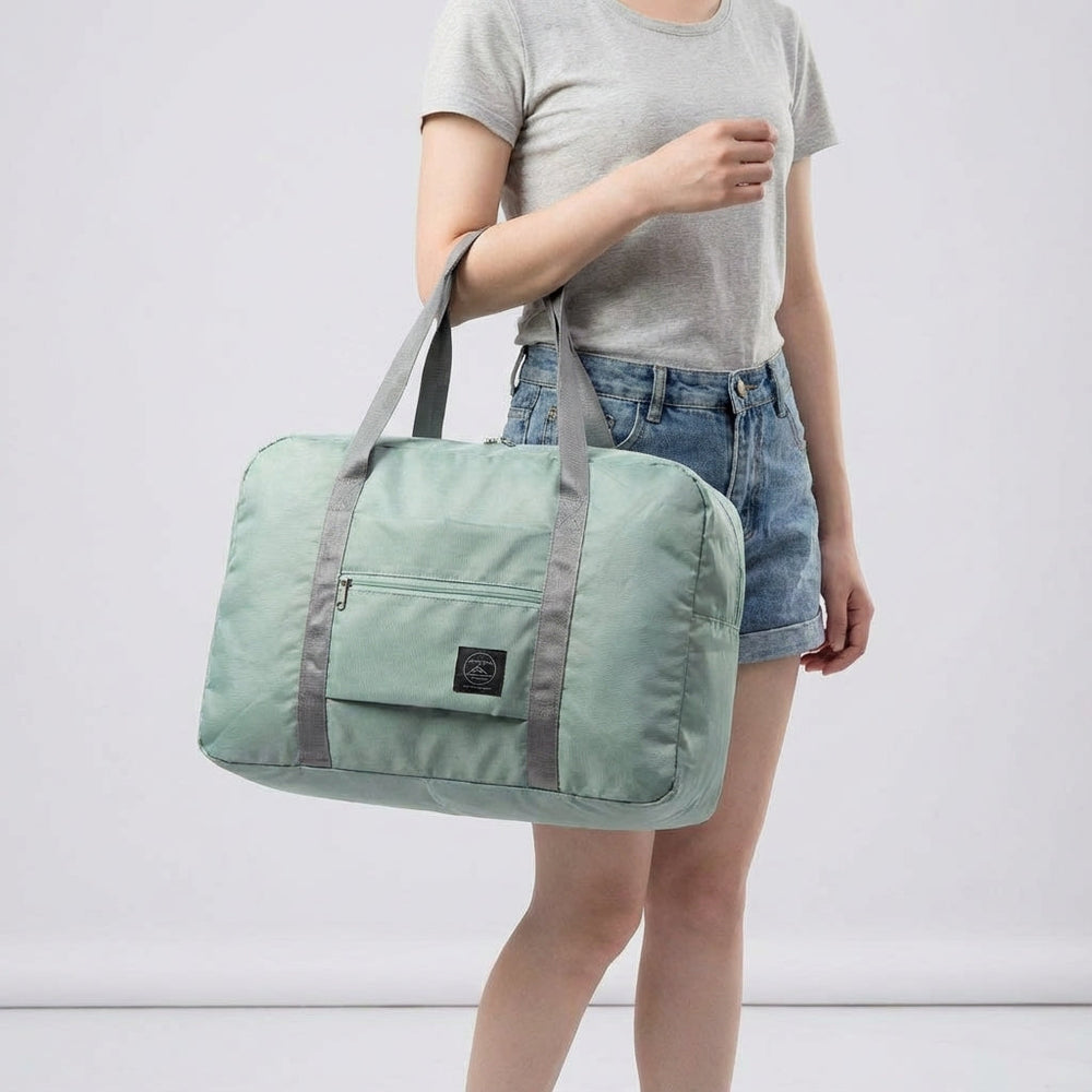 Compact opgevouwen FoldLite weekendtas, perfect om ruimte te besparen in je bagage of thuis op te bergen.