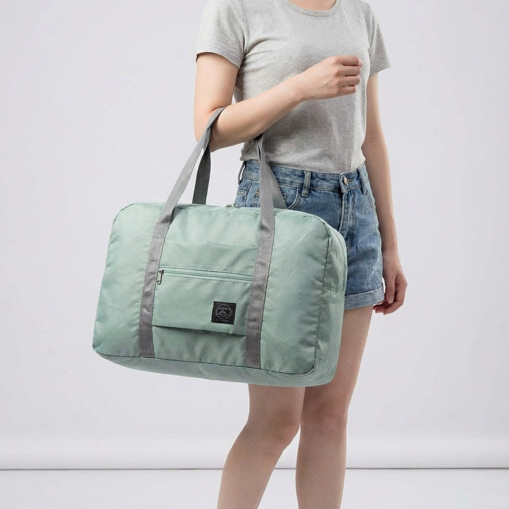 Compact opgevouwen FoldLite weekendtas, perfect om ruimte te besparen in je bagage of thuis op te bergen.