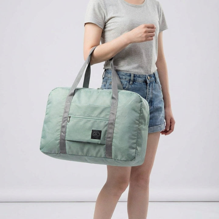 Compact opgevouwen FoldLite weekendtas, perfect om ruimte te besparen in je bagage of thuis op te bergen.