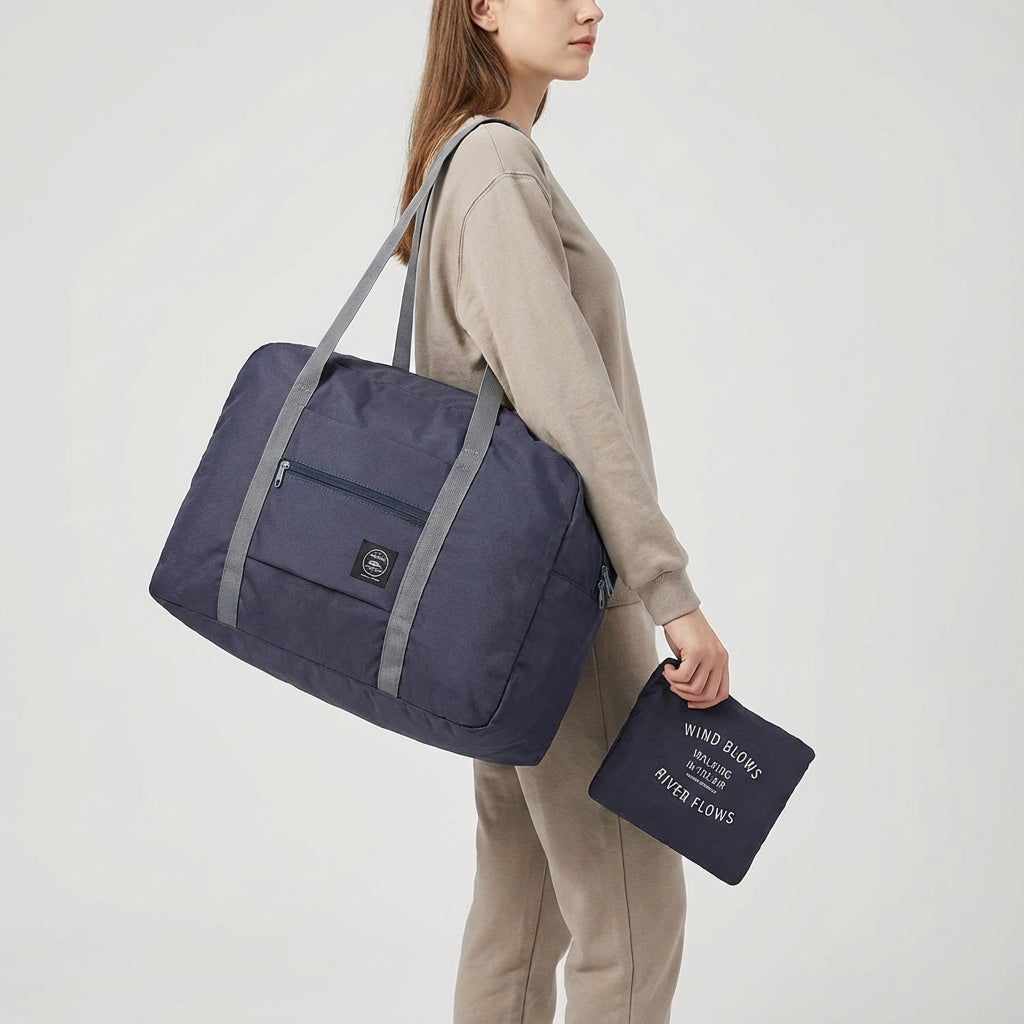 Waterdichte FoldLite duffelbag in detail, toont robuust materiaal perfect voor bescherming van je spullen.