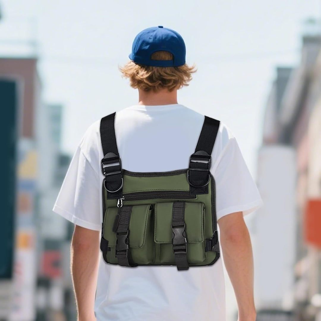 Stijlvol hardloopvest voor heren, lichtgewicht design, combineert streetwear en sport.