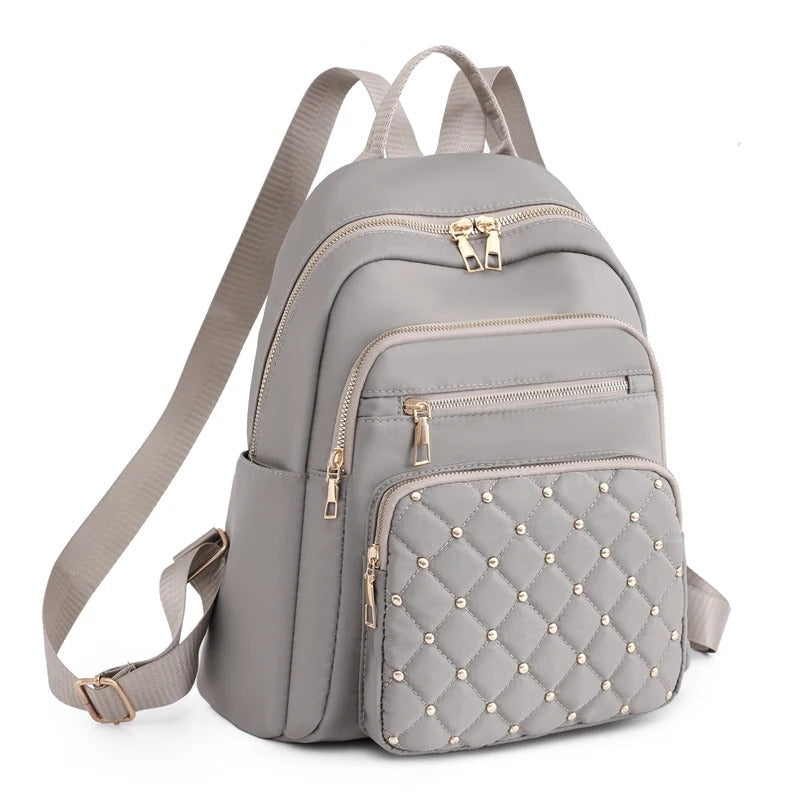 Zwarte nylon dames rugzak, waterdicht en lichtgewicht; ideaal als schooltas of reistas.